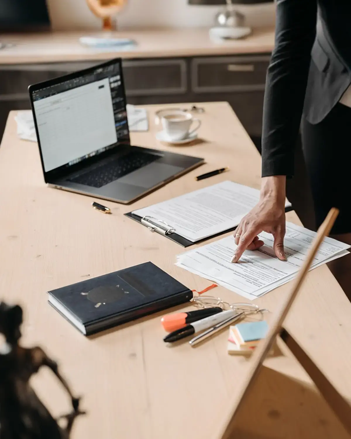 Bureau de l'avocate avec un ordinateur portable